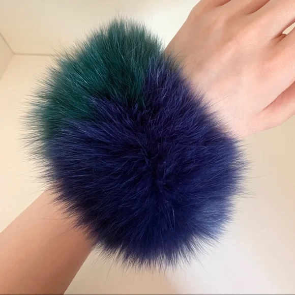 Charlotte Simone fox fur bracelet - Picture 3 of 11